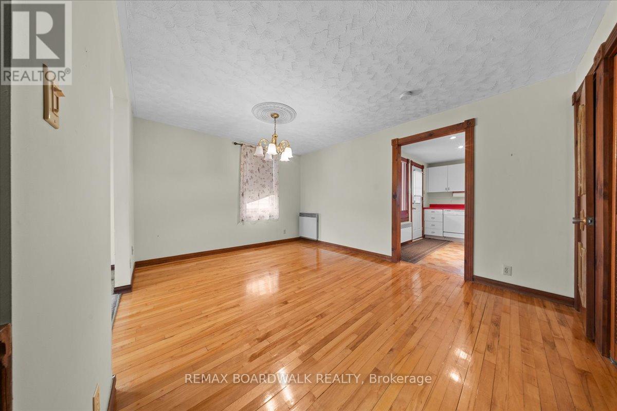 204- 206 JEANNE MANCE STREET - 22