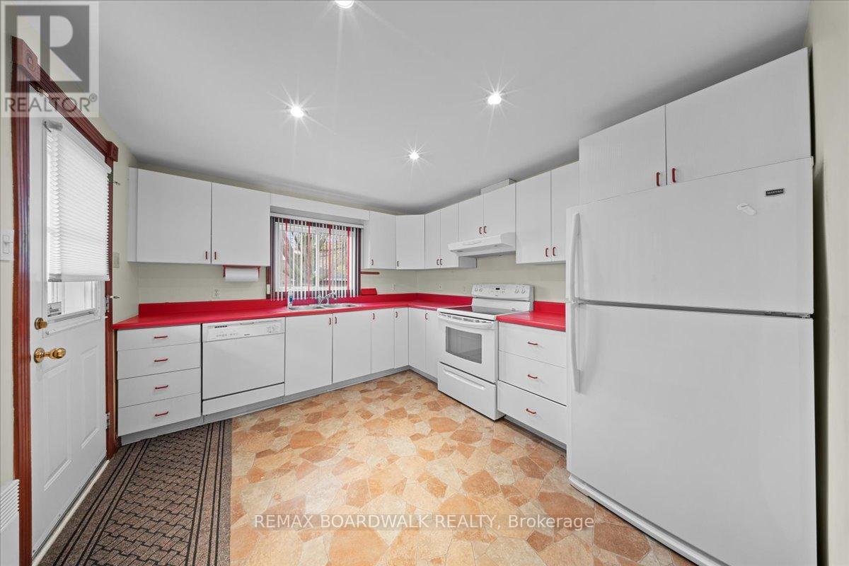 204- 206 JEANNE MANCE STREET - 24