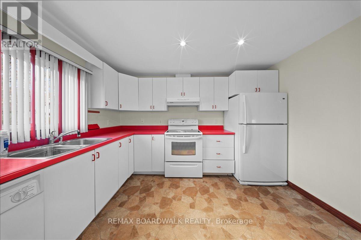 204- 206 JEANNE MANCE STREET - 25