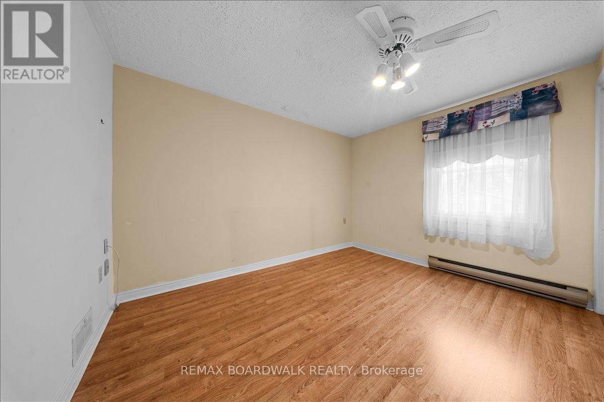 204- 206 JEANNE MANCE STREET - 28