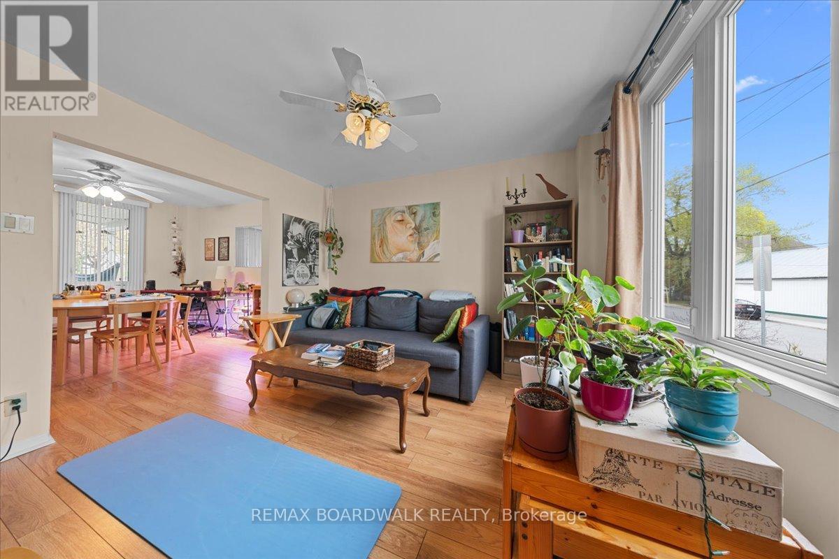 204- 206 JEANNE MANCE STREET - 3