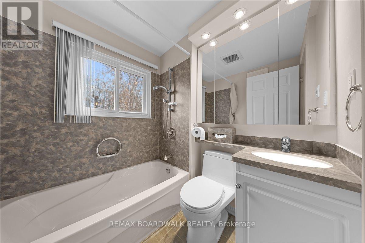 204- 206 JEANNE MANCE STREET - 30