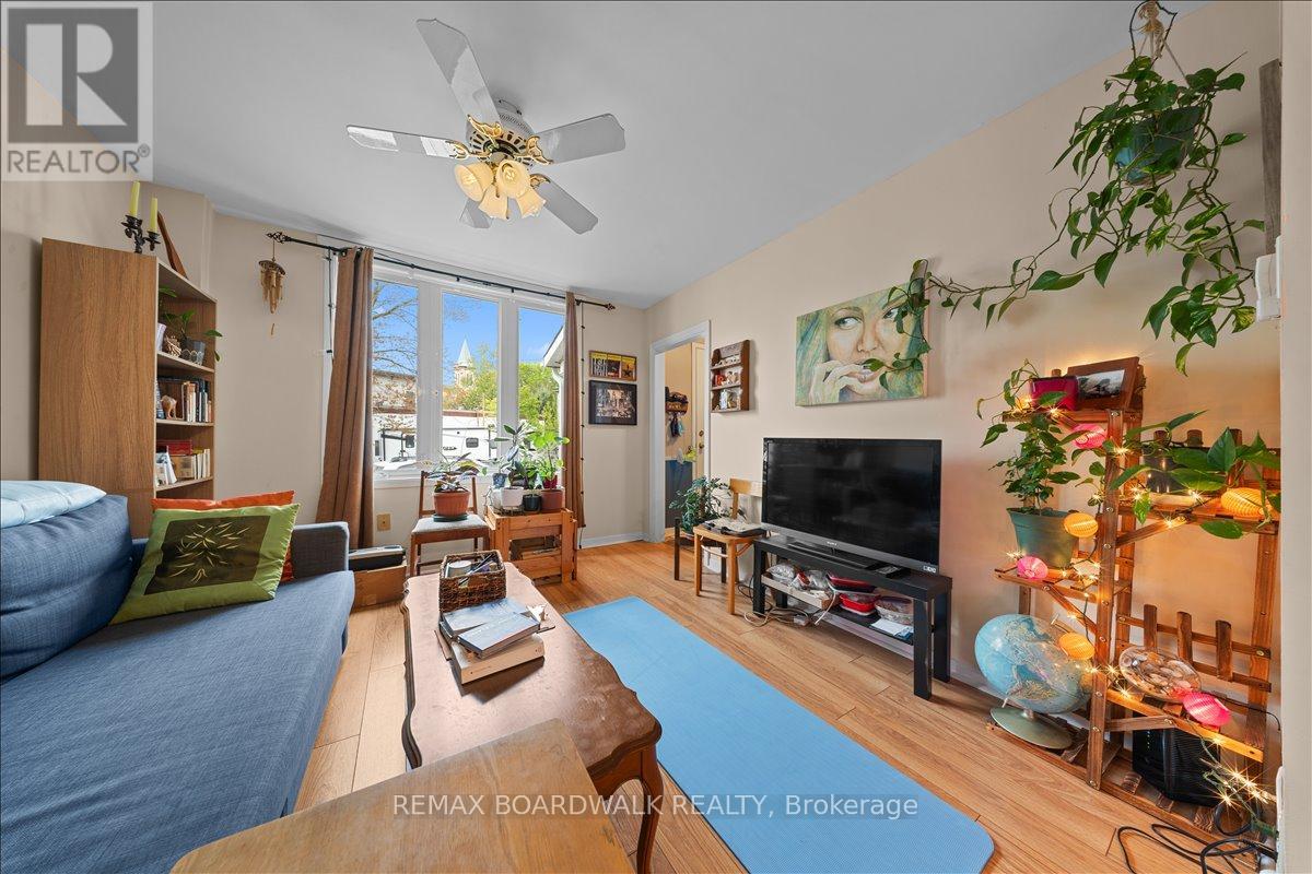 204- 206 JEANNE MANCE STREET - 4