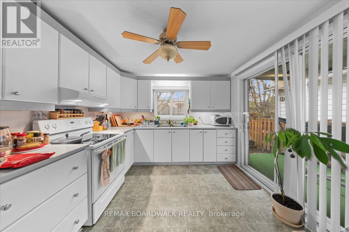 204- 206 JEANNE MANCE STREET - 6