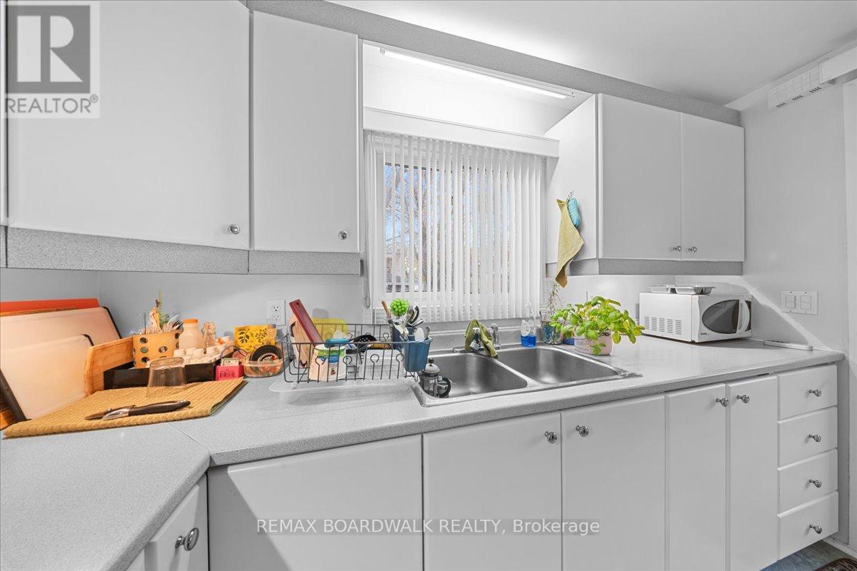 204- 206 JEANNE MANCE STREET - 8