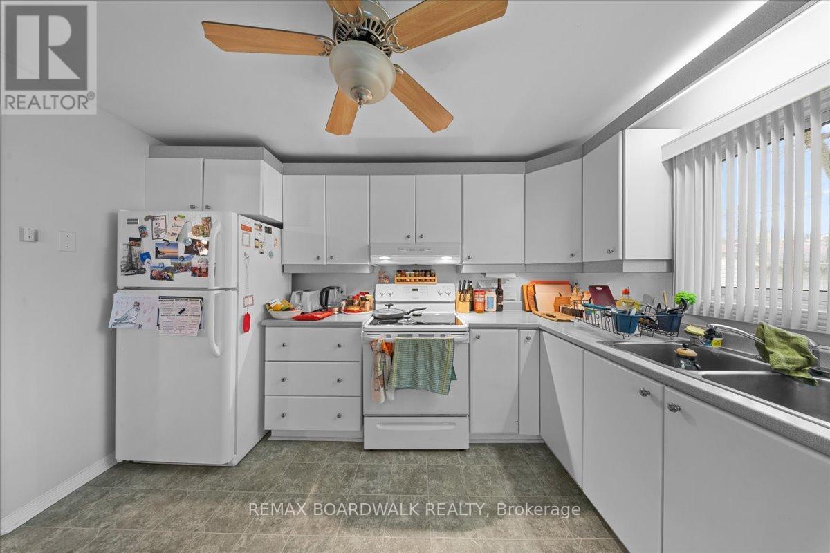 204- 206 JEANNE MANCE STREET - 9