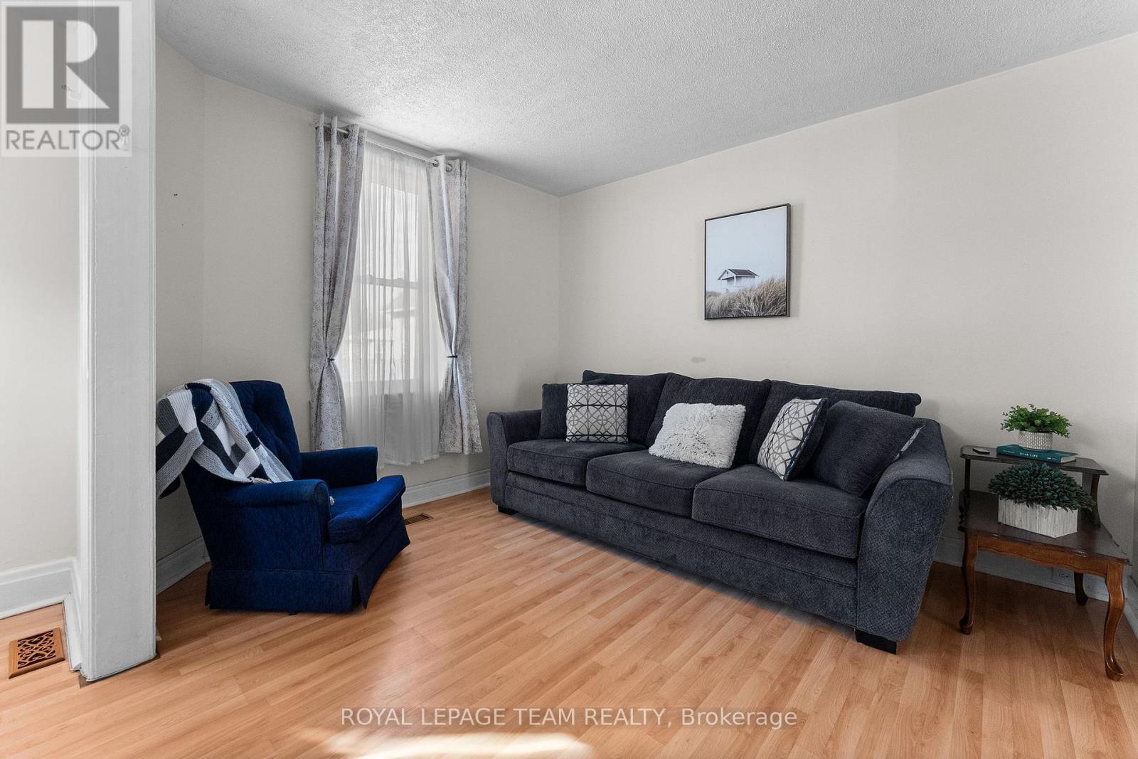 113 QUEEN STREET N - 7