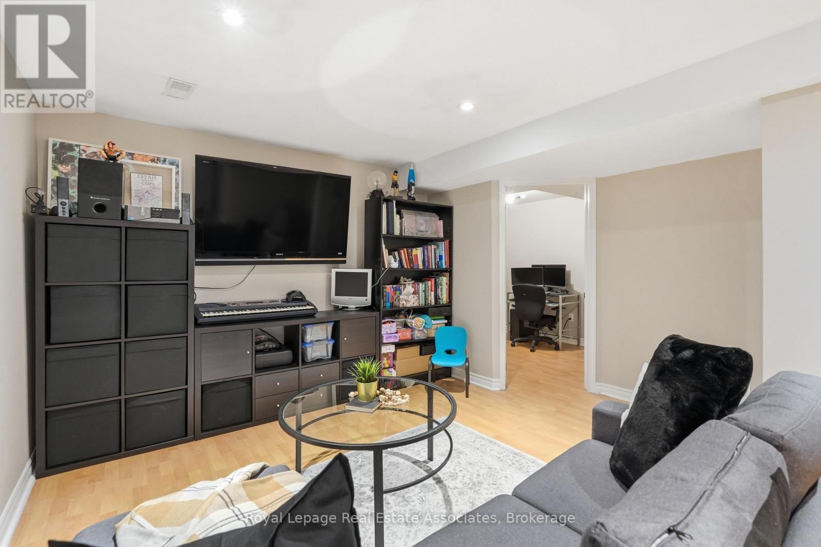 8 SPARROW COURT - 31