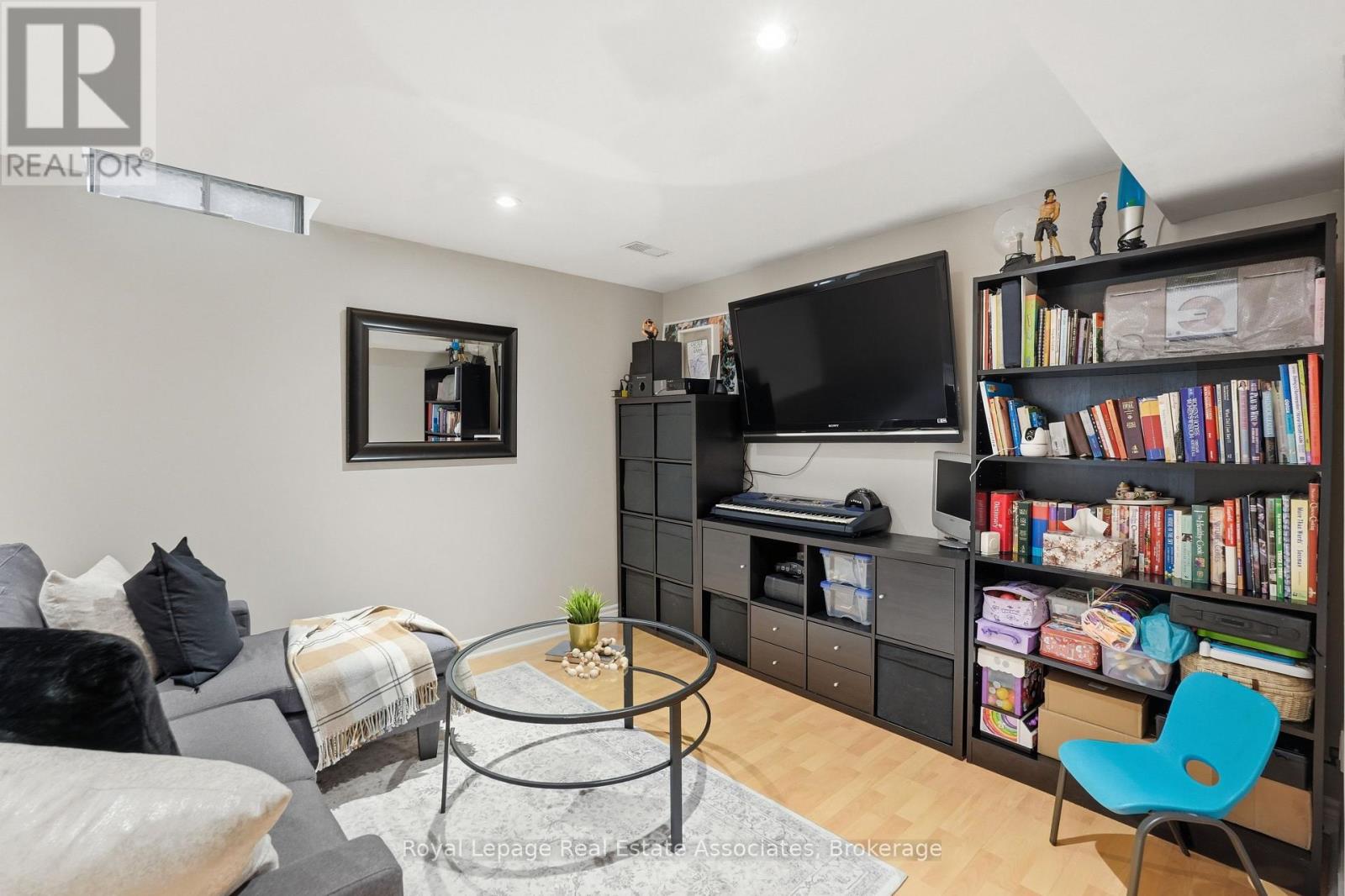 8 SPARROW COURT - 32