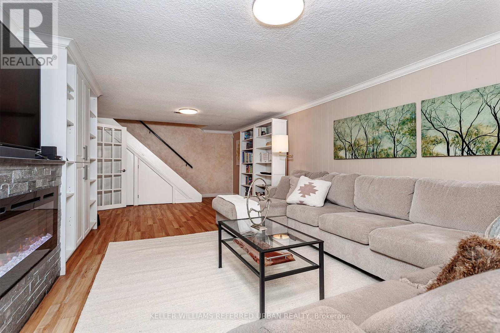 8 MARKWOOD CRESCENT - 28