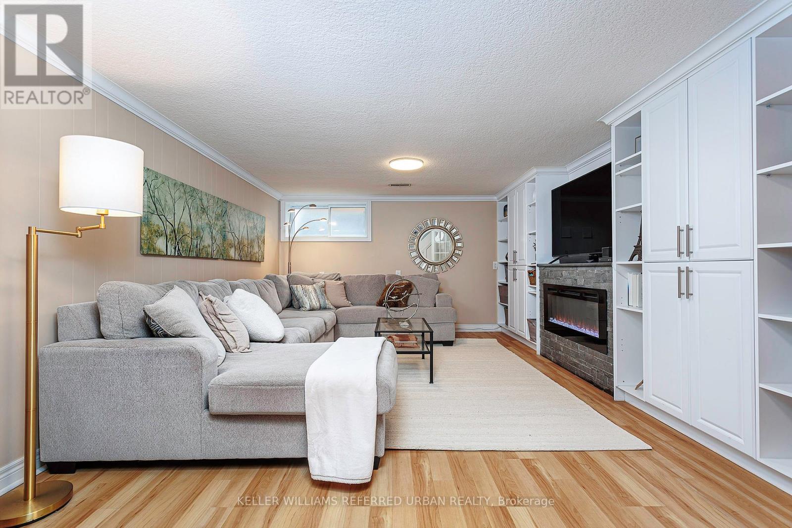 8 MARKWOOD CRESCENT - 29