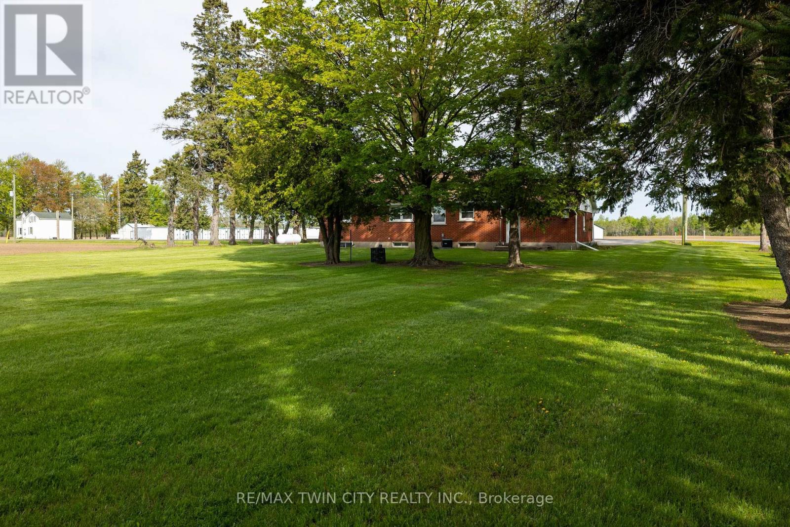 522 ELLIS AVENUE - 9