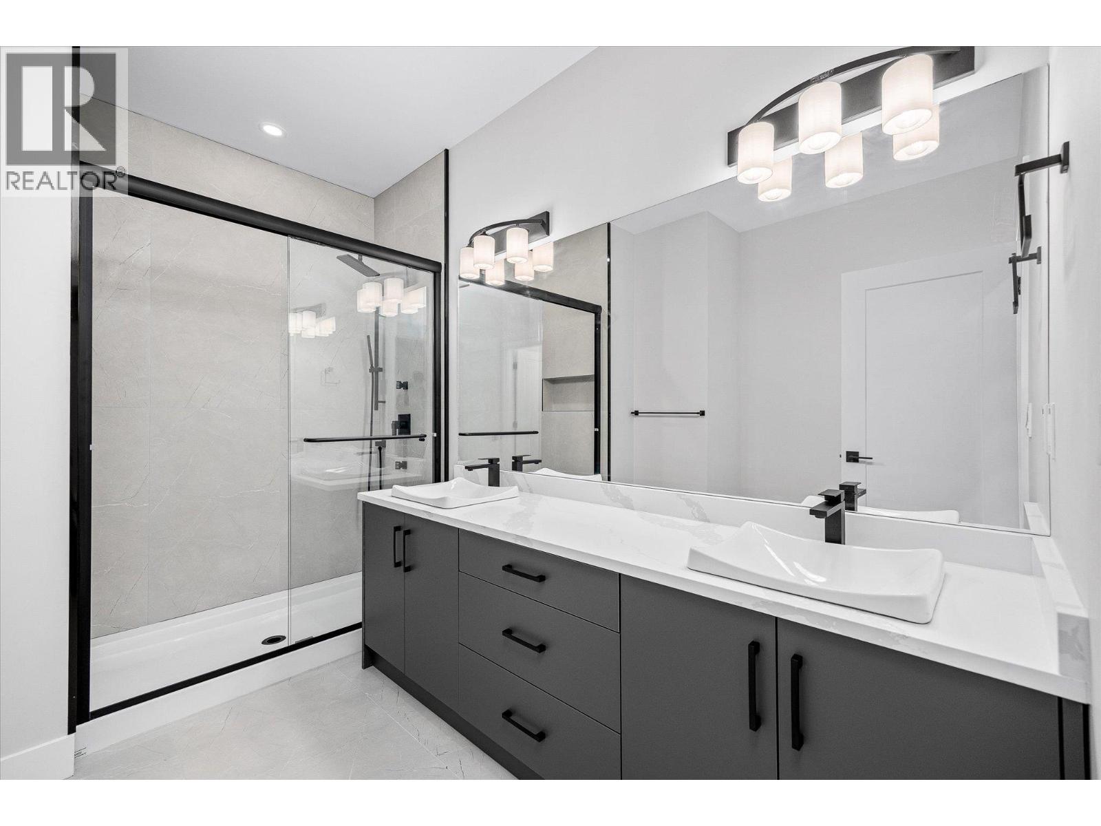 1675 HARBOUR VIEW Crescent - 25