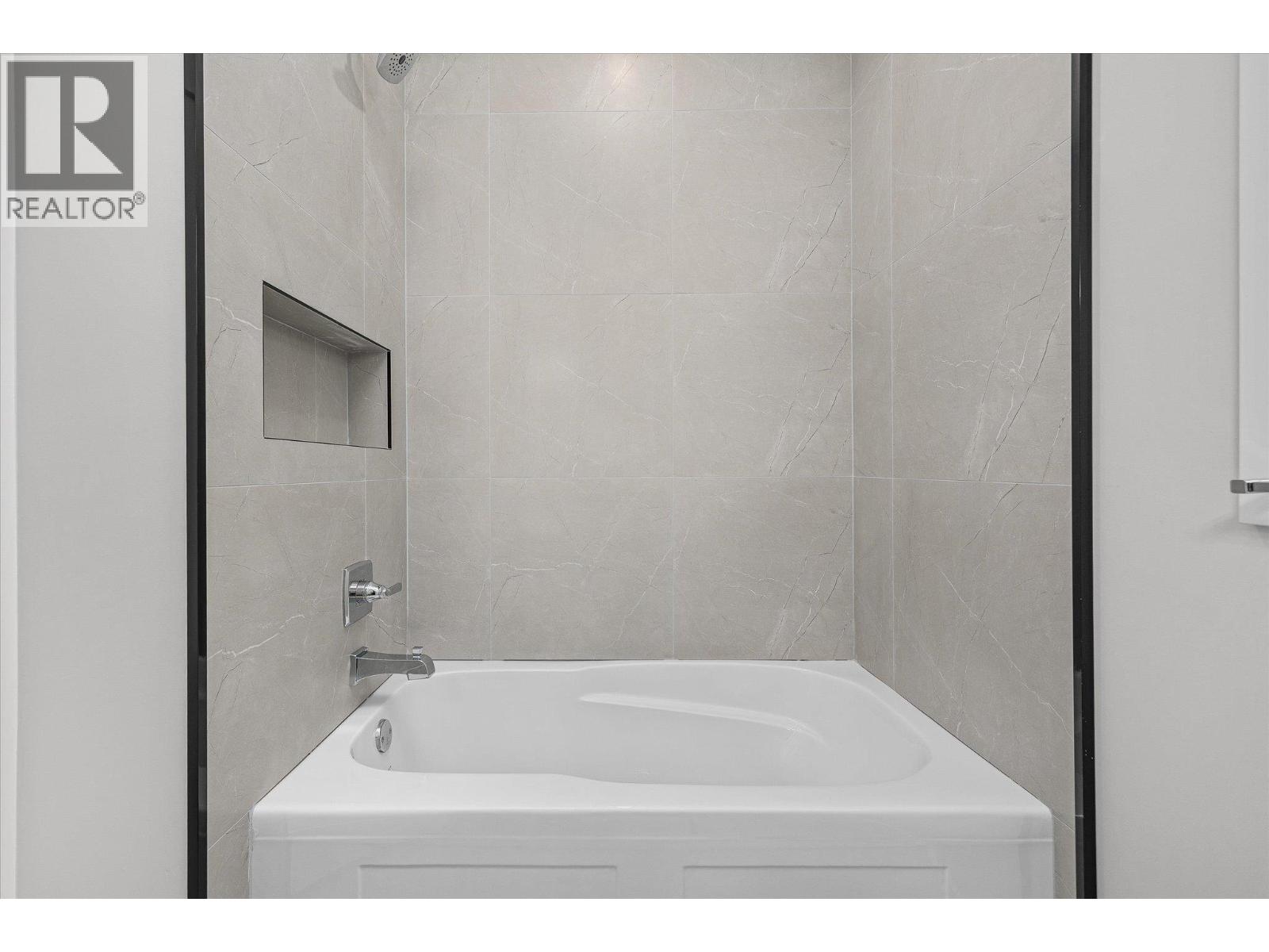 1675 HARBOUR VIEW Crescent - 36