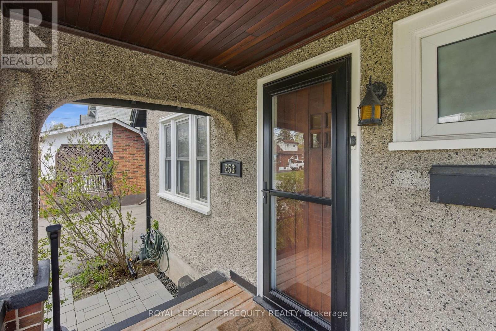 253 OSHAWA BOULEVARD S - 8