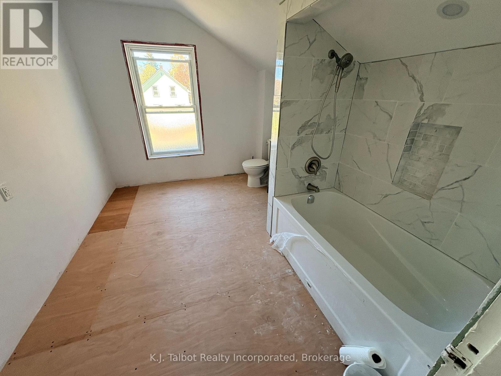 103 BRUCE STREET E - 10