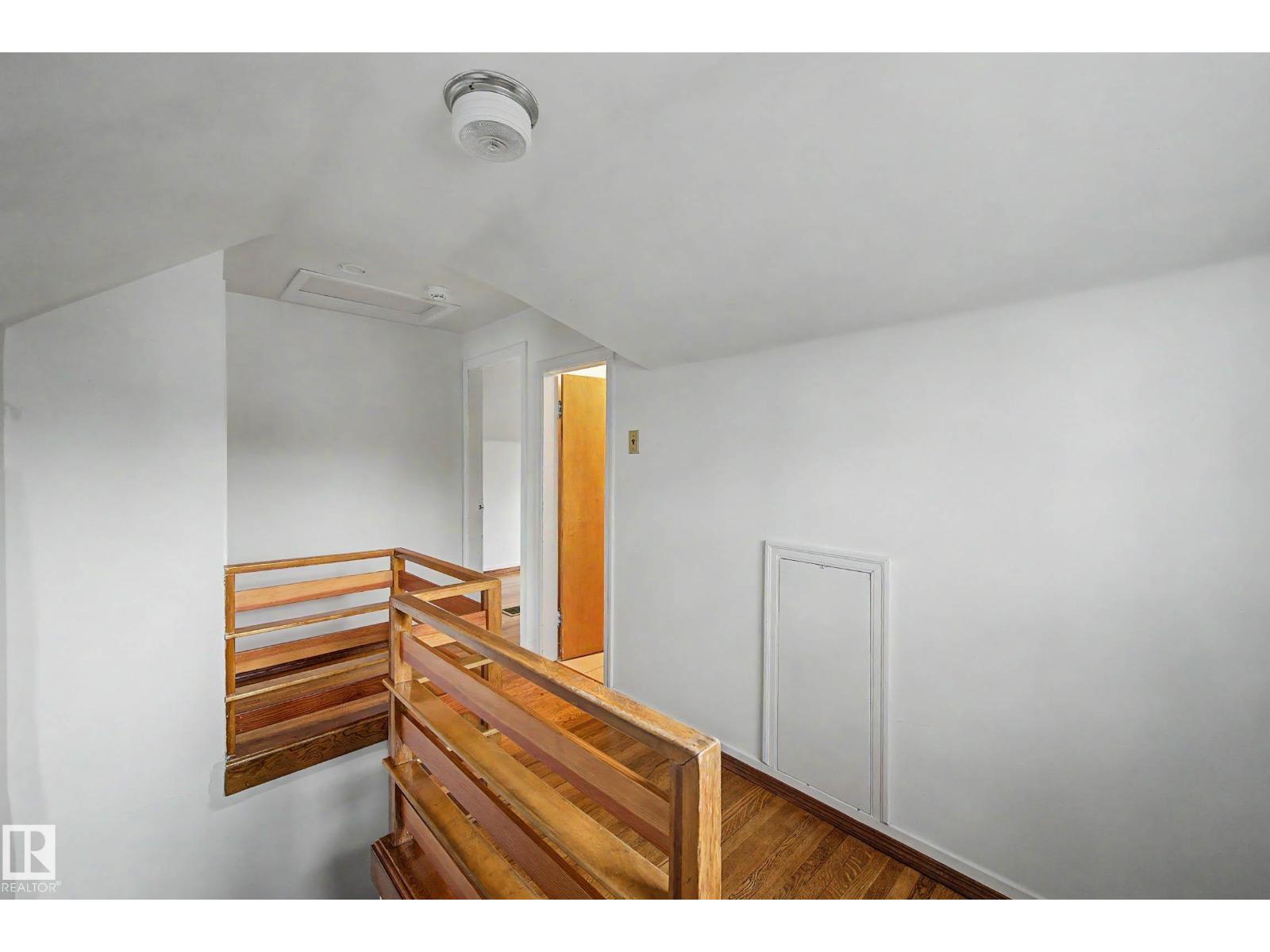 10523 137 ST NW - 32