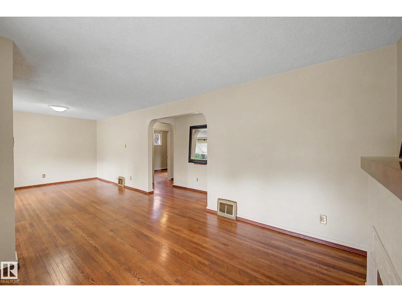 10523 137 ST NW - 8