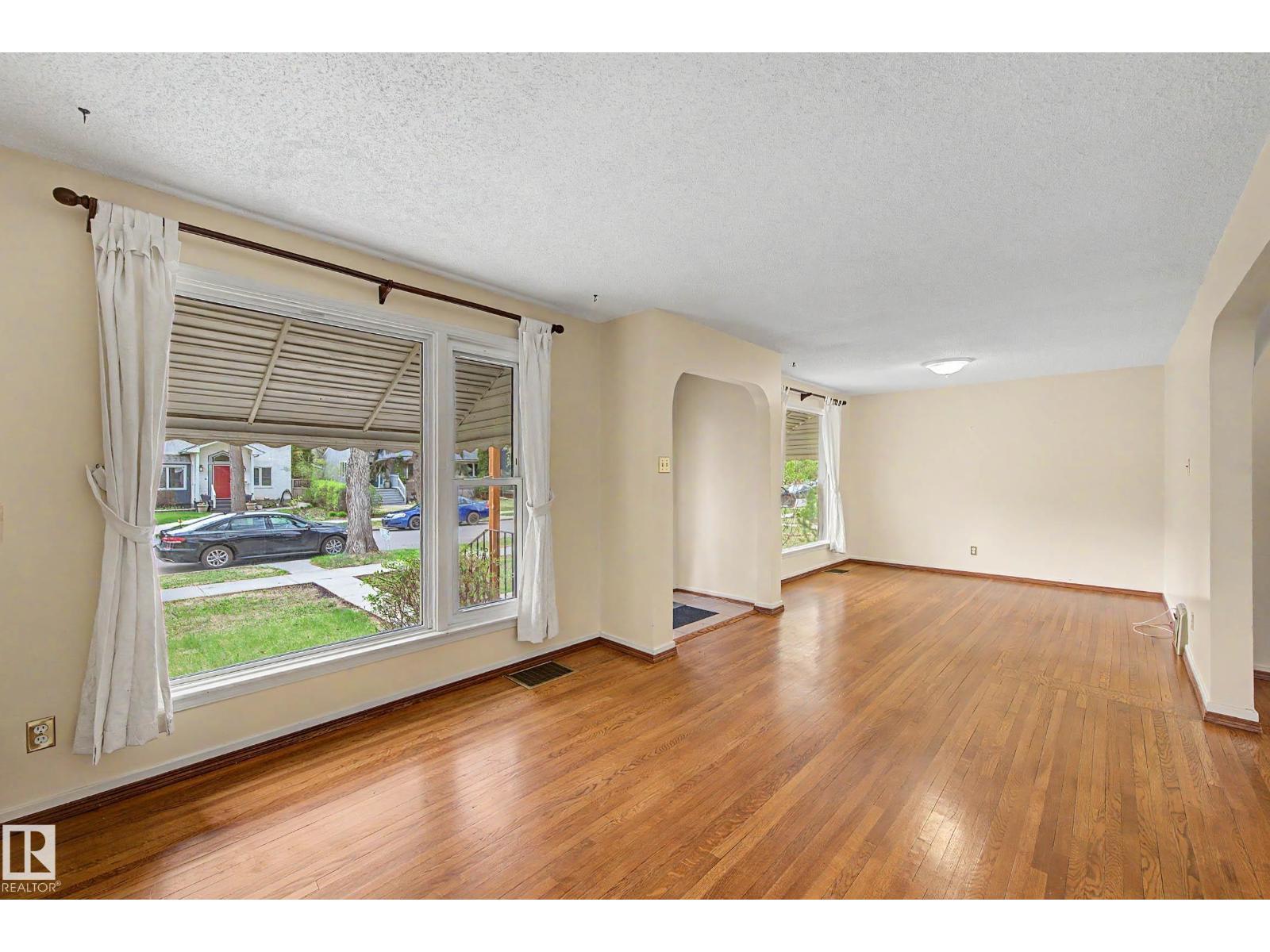 10523 137 ST NW - 9