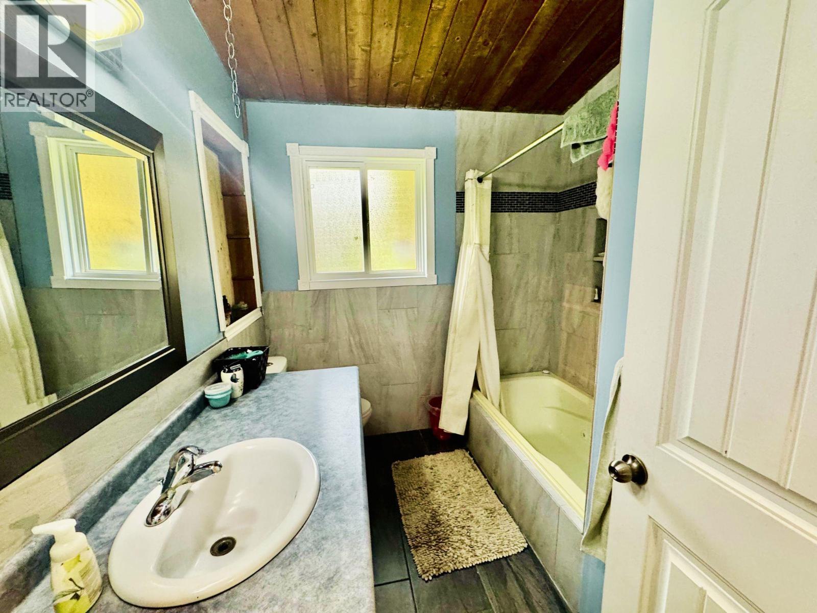  4976 Nash Street, Peachland