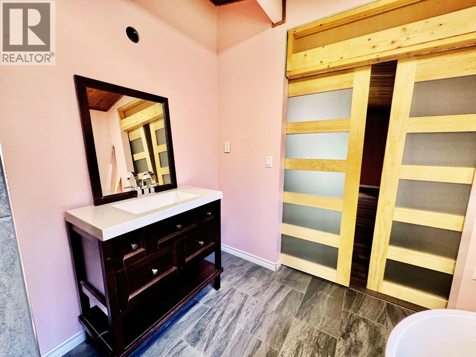  4976 Nash Street, Peachland