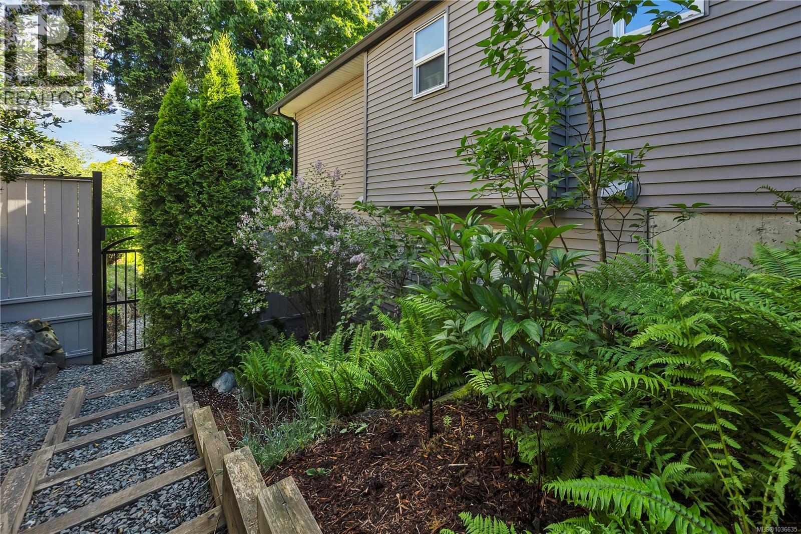 1054 Southwood Dr - 28