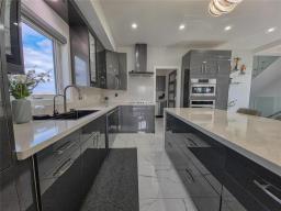 2 Oakview Street, Brandon, MB R7C0C6 Photo 12
