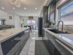 2 Oakview Street, Brandon, MB R7C0C6 Photo 14