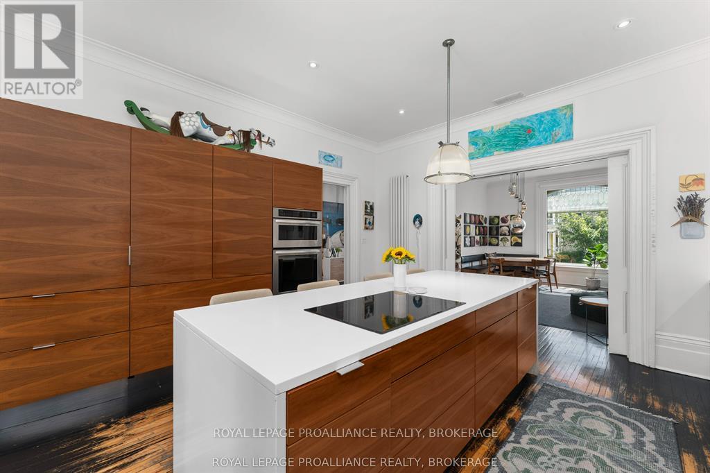28 WELLINGTON STREET - 11