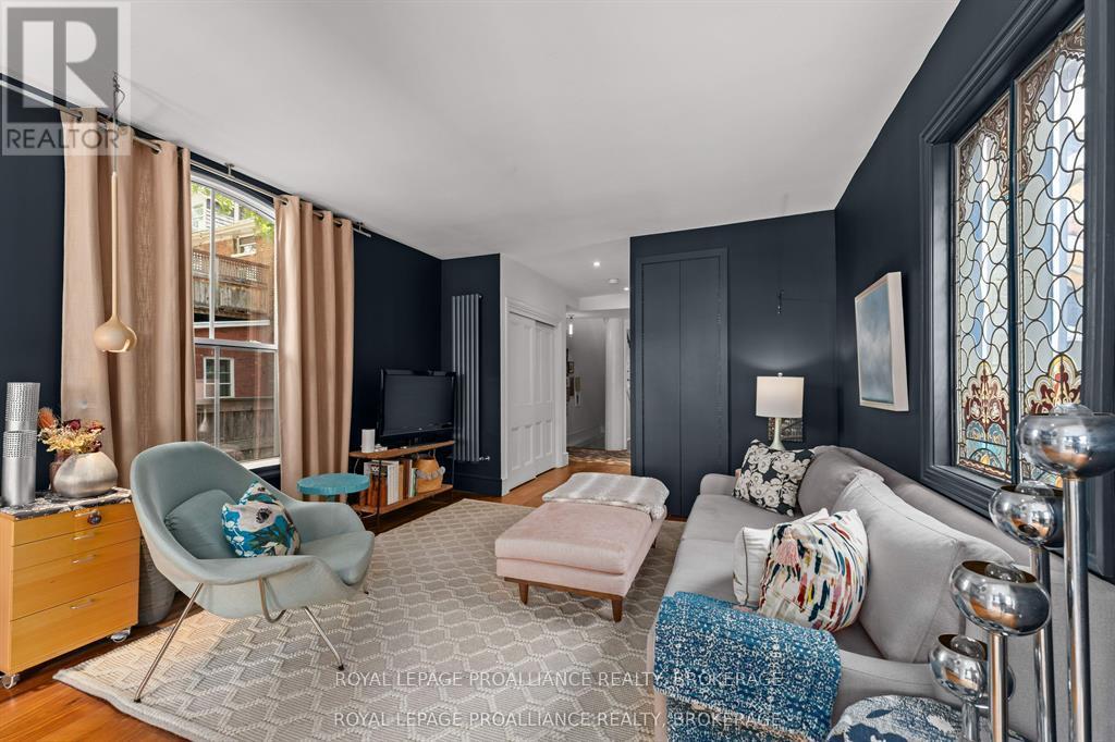 28 WELLINGTON STREET - 14