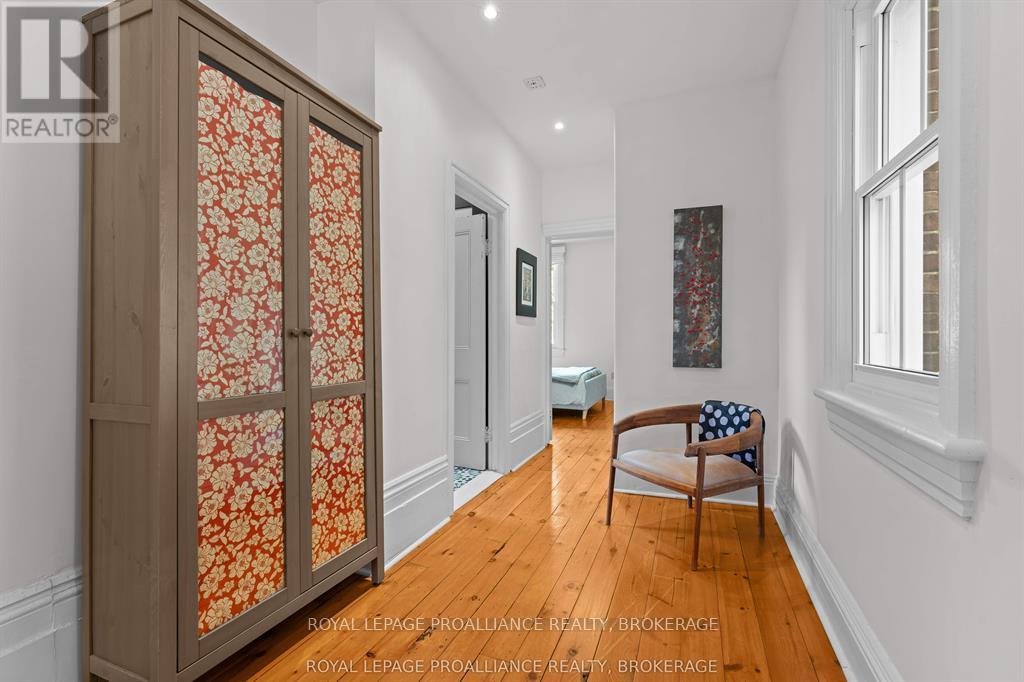 28 WELLINGTON STREET - 18