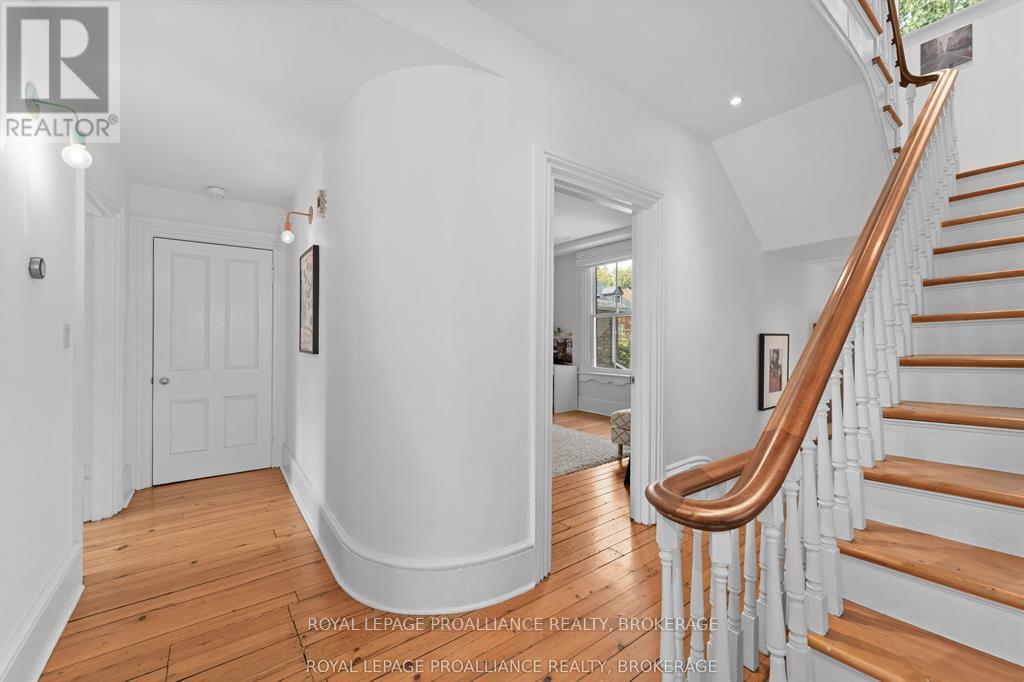 28 WELLINGTON STREET - 19