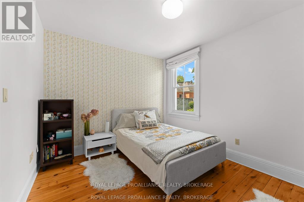 28 WELLINGTON STREET - 20