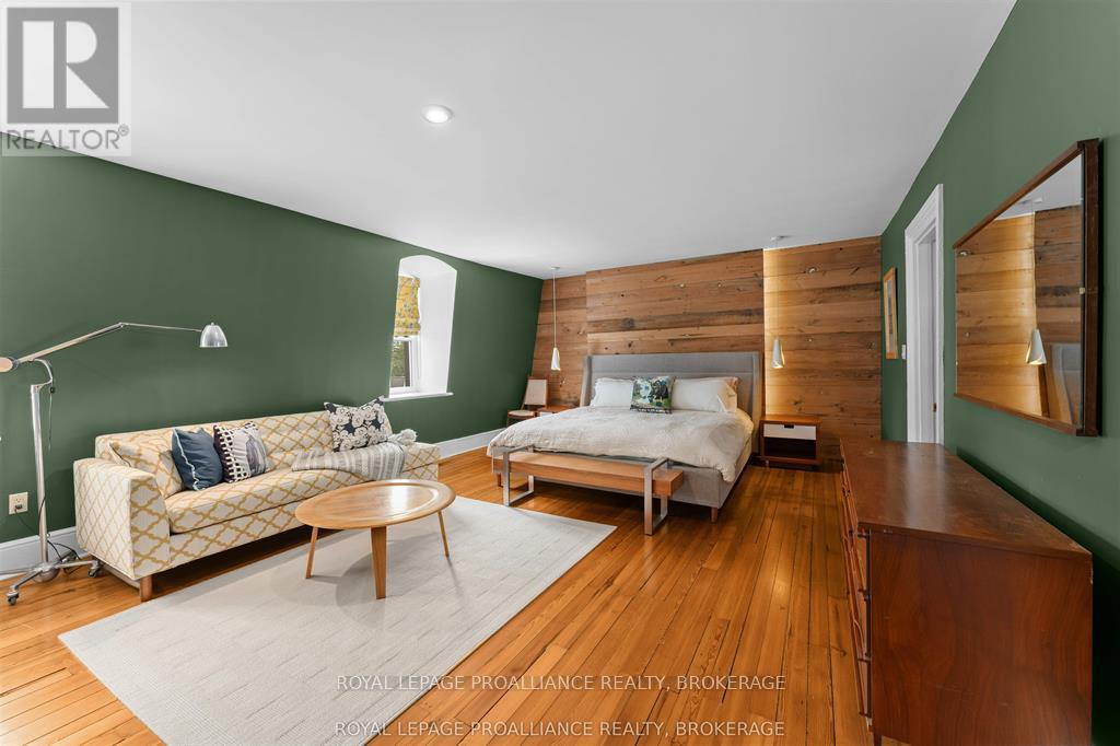 28 WELLINGTON STREET - 27