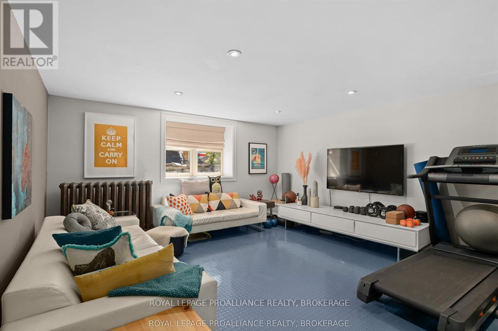 28 WELLINGTON STREET - 32
