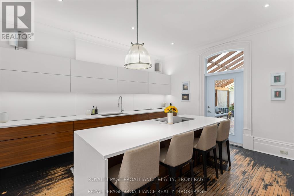 28 WELLINGTON STREET - 9