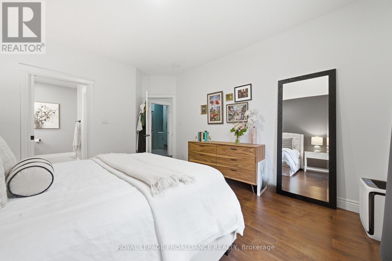 14 ROSSLYN DRIVE - 12
