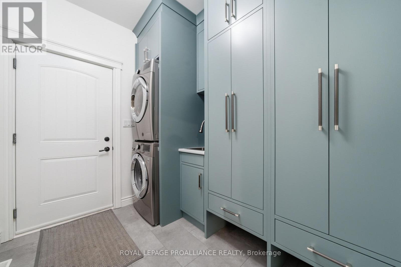 14 ROSSLYN DRIVE - 14