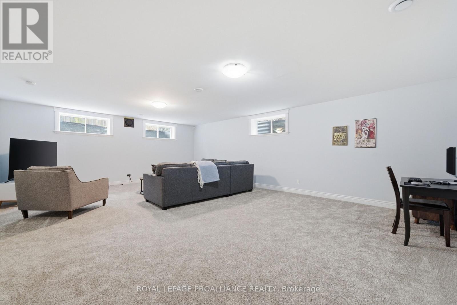 14 ROSSLYN DRIVE - 19
