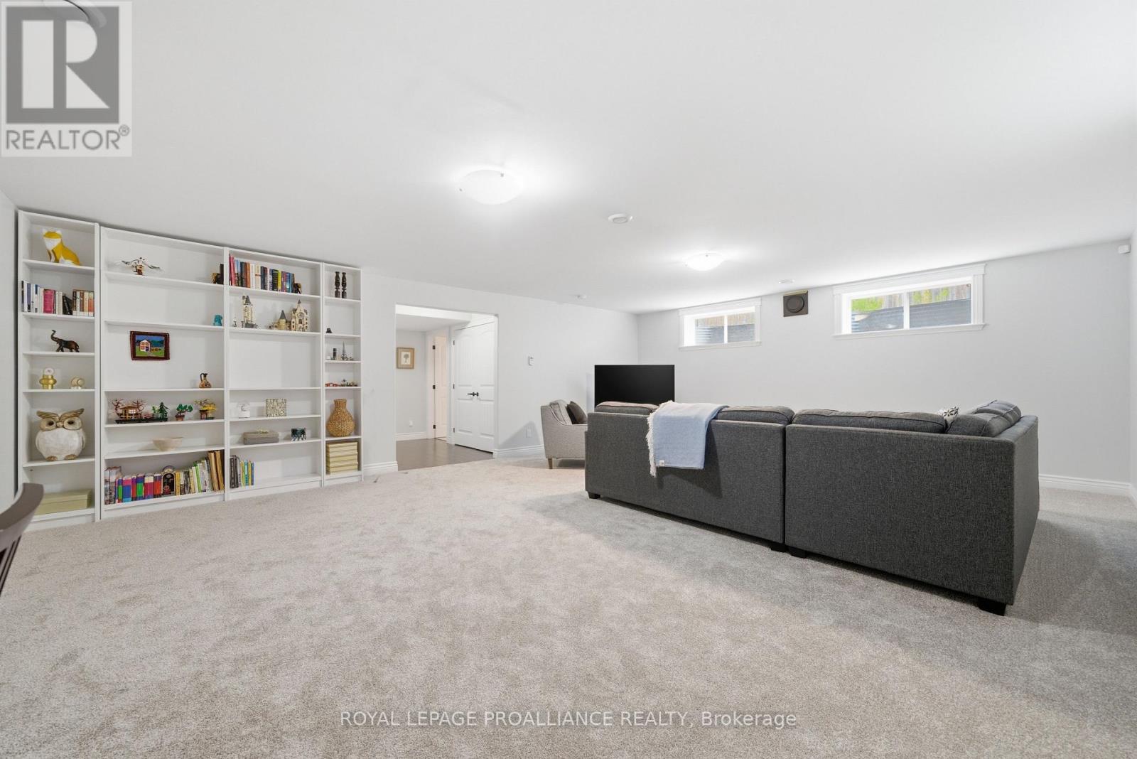 14 ROSSLYN DRIVE - 20