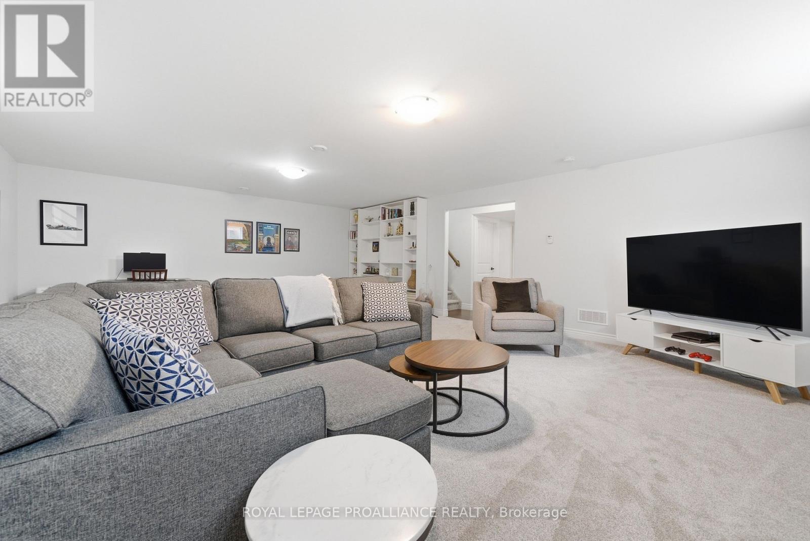 14 ROSSLYN DRIVE - 21