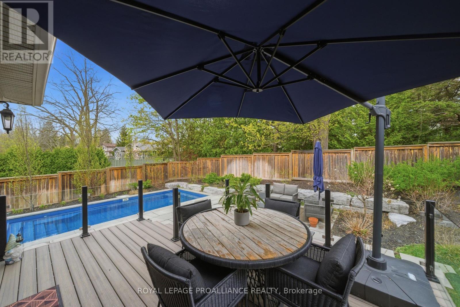 14 ROSSLYN DRIVE - 25