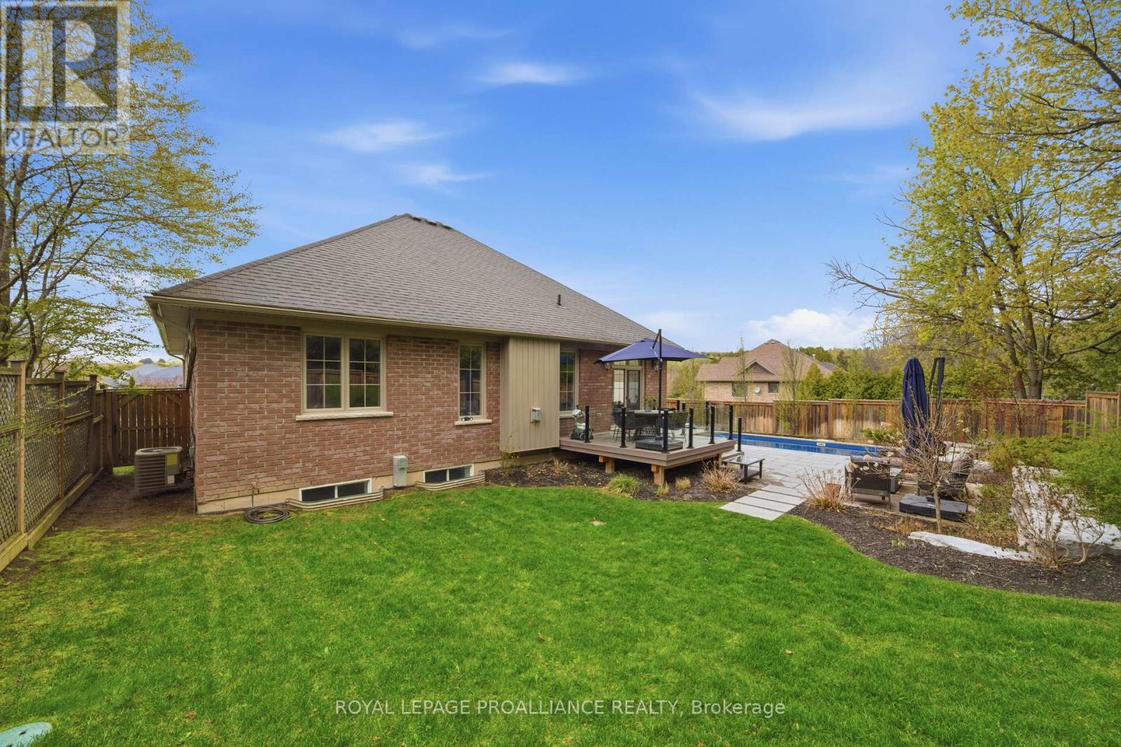 14 ROSSLYN DRIVE - 32