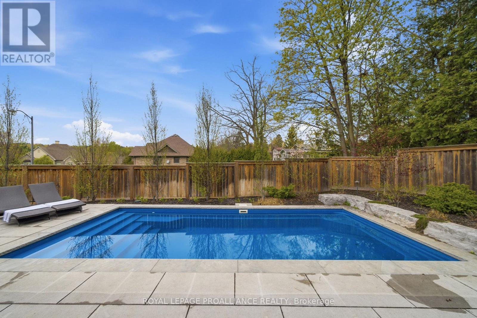 14 ROSSLYN DRIVE - 34