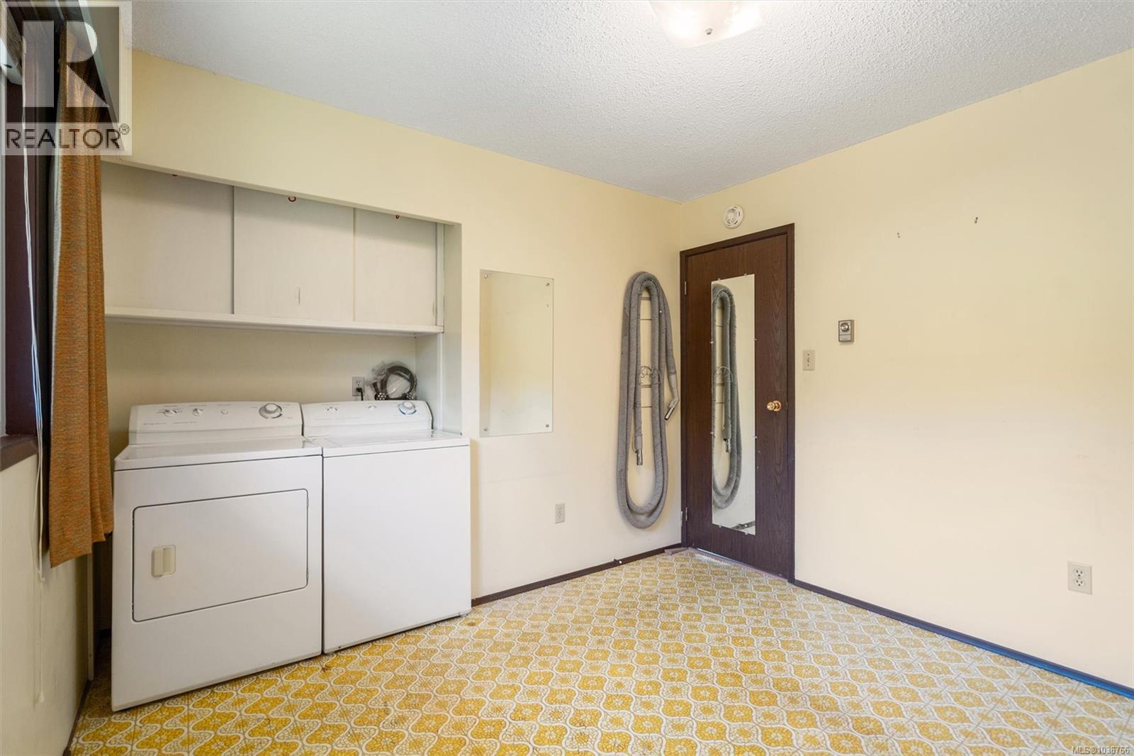 1421 Seaspray Blvd - 32