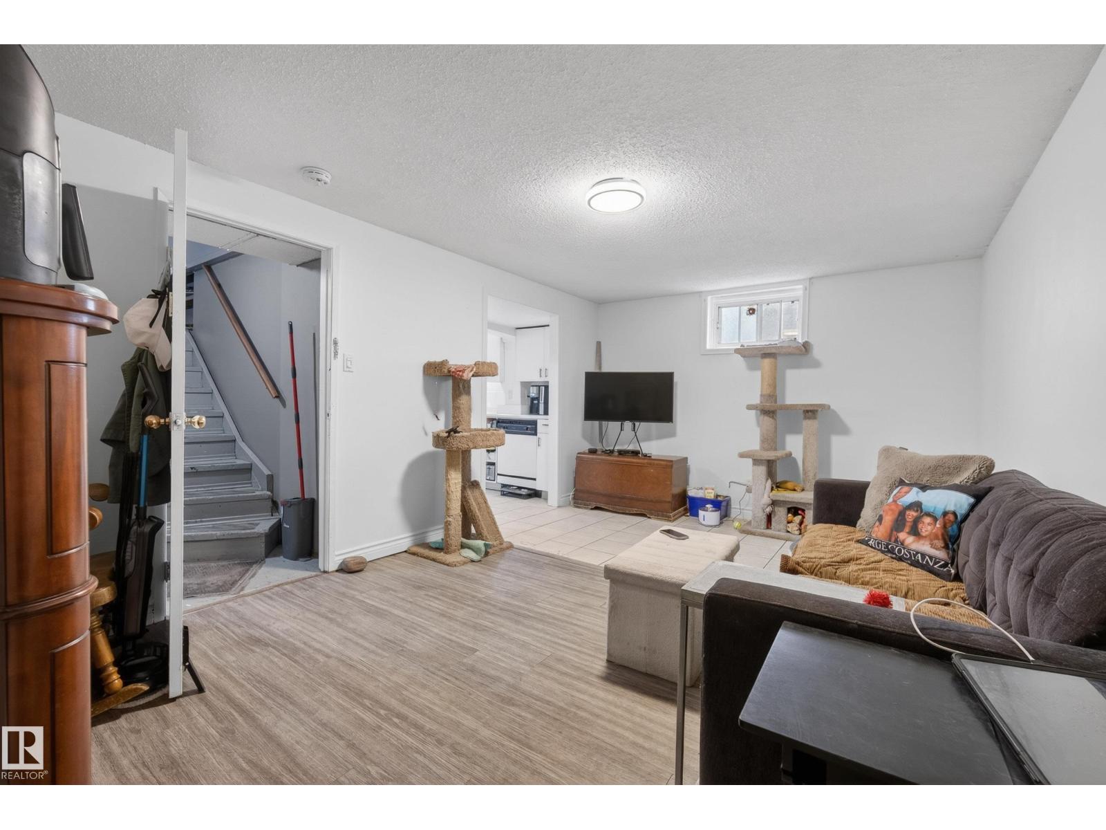 9344 63 AV NW, Edmonton