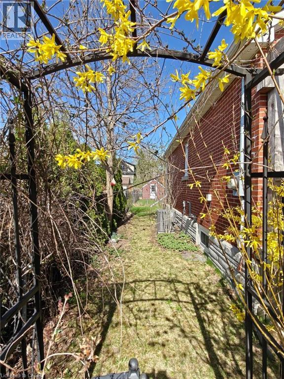18 DUNBAR Road S, Waterloo, Ontario, N2L2E1 — Photo 6