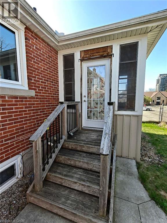 18 DUNBAR Road S, Waterloo, Ontario, N2L2E1 — Photo 2