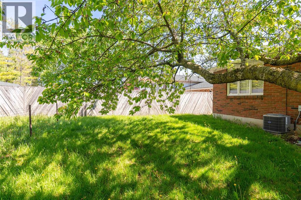 1083 SALISBURY STREET, Sarnia, Ontario, N7S3V6 — Photo 5