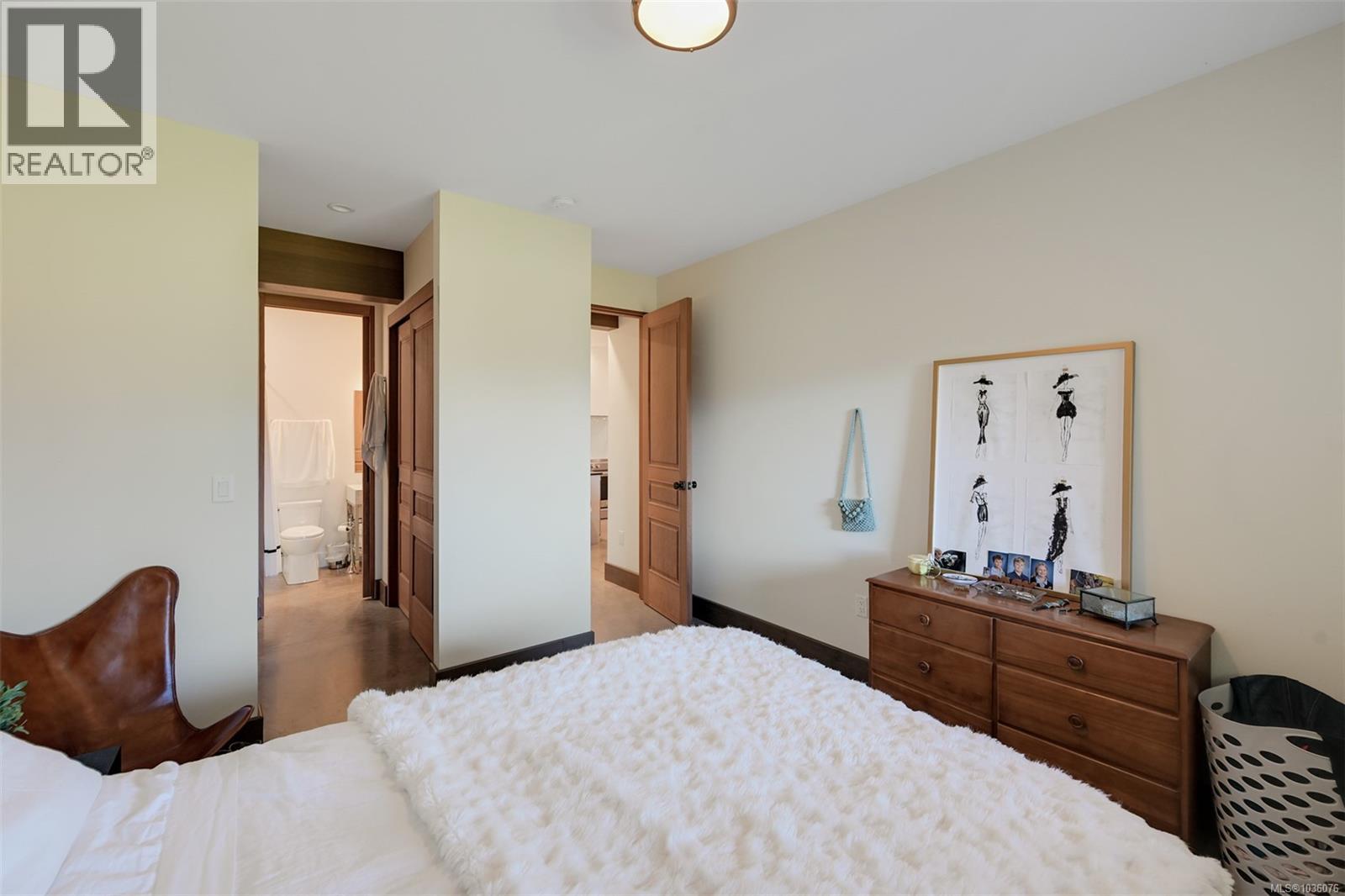 4939 Waters Rd - 48